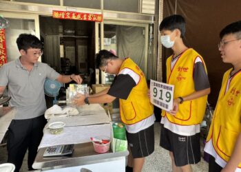 為植物人撐起一片天 員高學子上街頭募發票