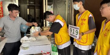 為植物人撐起一片天 員高學子上街頭募發票