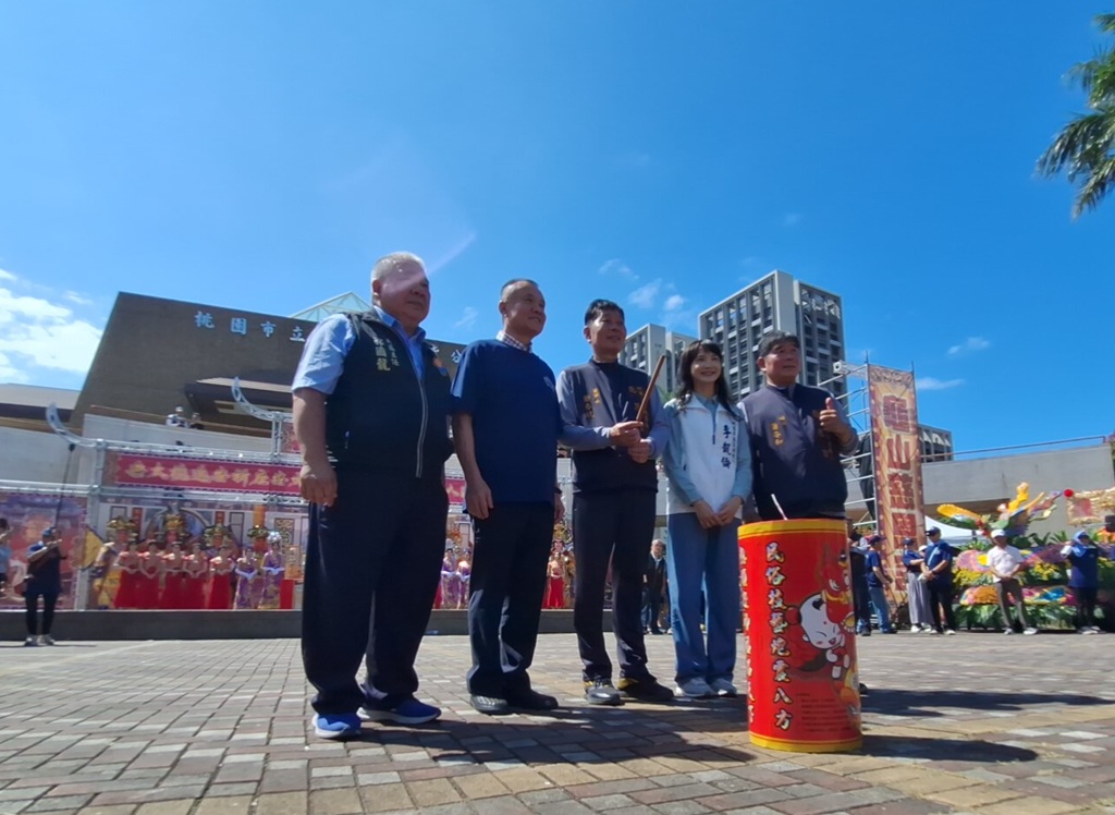 財團法人桃園龜山慈恩宮舉辦『新宮慶成入火安座暨祈安遶境大典』，來自全國逾20座友宮報名贊境，活動序幕，在三響撼動天地的起馬炮中揭開。