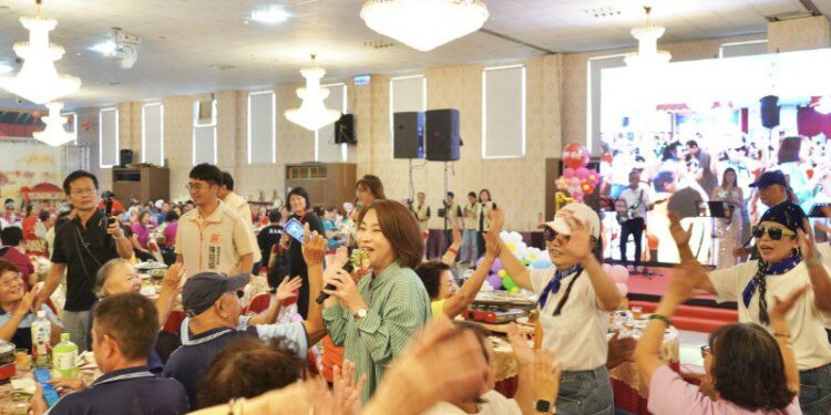 屏東縣115年度社區照顧關懷據點歲末志工感恩表揚活動 周縣長感謝志工守護長輩