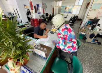 里港警紙筆手繪地圖指路　助迷途老婦安心尋友