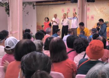 鹽埔崁頂廟口開講 李明賢直指屏東人口銳減危機 呼籲換黨做看看 蘇清泉:縣府發敬老金門檻90歲太誇張 應降至65歲