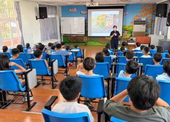萬聖節不搗蛋 勇敢向毒品與網路陷阱說不!南市警婦幼隊至國小宣講兒少保護觀念