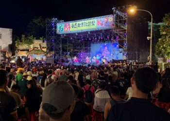 嗨翻雙十連假！半島世界歌謠祭「歌舞秀」跨界共演　人潮擠滿恆春西門廣場