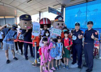 連假衝小琉球別忘「頭」等大事！　警推「島嶼交通公約」出動巨型安全帽交通宣導護平安
