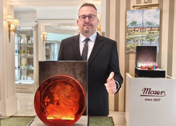 捷克摩瑟水晶巡迴展登台　國際雕刻大師史沃博達親臨展現百年工藝