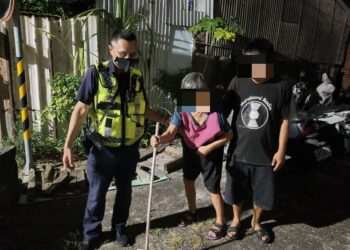 管區員警熟悉轄區助迷途老婦返家 警民攜手深夜助團圓