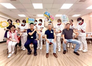 屏東醫院10月1日流感疫苗開打，健康幣同步上路　王森稔院長率主管挽袖響應