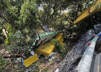 三地門鄉大貨車翻覆 撞擊護欄後翻覆駕駛受困車內