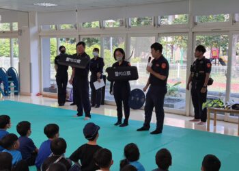 警進幼兒園變身「孩子王」　近百萌娃搶當小小警察「坐警車嗨翻」