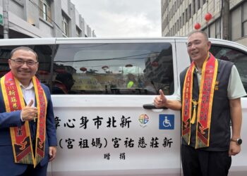 新莊慈祐宮捐贈雙輪椅座位復康巴士 侯友宜出席受贈感謝長期支持公益