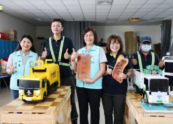 影音/田中清潔隊「回圈小舖」捐款助彰化家扶  手作仿真資源回收車首度亮相