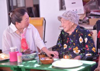 重陽敬老禮金溫馨發放 徐榛蔚向百歲人瑞致意