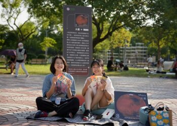 中華郵政邀民眾換個角度看世界 將太陽系行星郵票小全張帶進城市日常