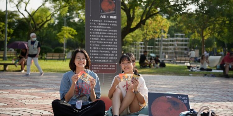 中華郵政邀民眾換個角度看世界　將太陽系行星郵票小全張帶進城市日常