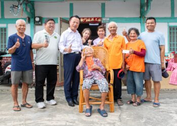 翁章梁重陽前夕探訪嘉義人瑞 話家常送祝福