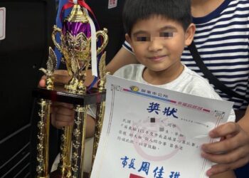 不識字阿祖省吃儉用伴孫學習,小祐奪屏東縣珠心算第三名 隔代照顧不容易,展望會陪伴阿祖守護孩子學習之路