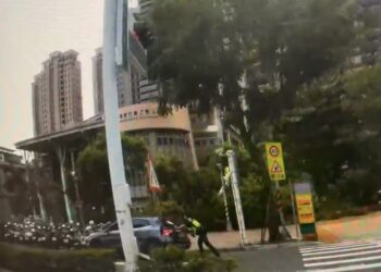 愛車拋錨卡路口　神力警一人推百公尺臉紅氣不喘