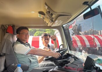 重陽敬老不只送暖！前鎮警首創「大車開進重陽敬老活動」讓高齡者實境體驗內輪差、視野死角