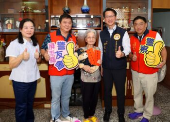 「謝謝您,當警察的靠山!」屏東警局長重陽親訪九旬長輩 限時溫馨快遞首長祝福