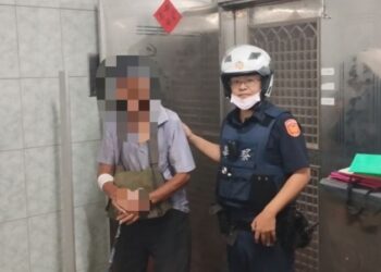90歲阿伯忘記回家的路　繁華警護送回家