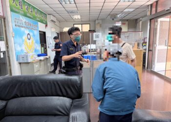 迷途老翁外出散步迷路　前鎮警暖心協助平安返家