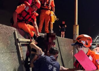 驚險搶救！女子夜困中芸消波塊情緒失控 海巡警消深夜跨域合力成功救援