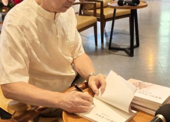 病理權威許朝添醫師推出首本詩集《顯微鏡下的雲彩》 現場收益全數捐贈六龜育幼院