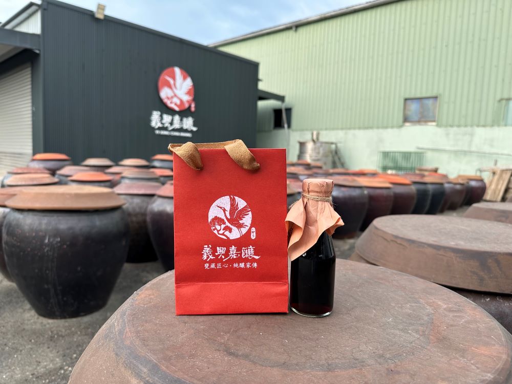 義興醬園參觀傳統醬油製作,還可以親自做1瓶個人口味的醬油帶回家。(圖/記者林均和攝)