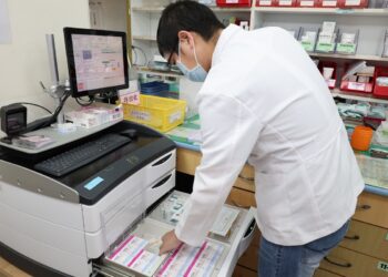 彰化醫院智慧藥櫃上線   管制藥品從「人工找藥」變成「刷碼才開」