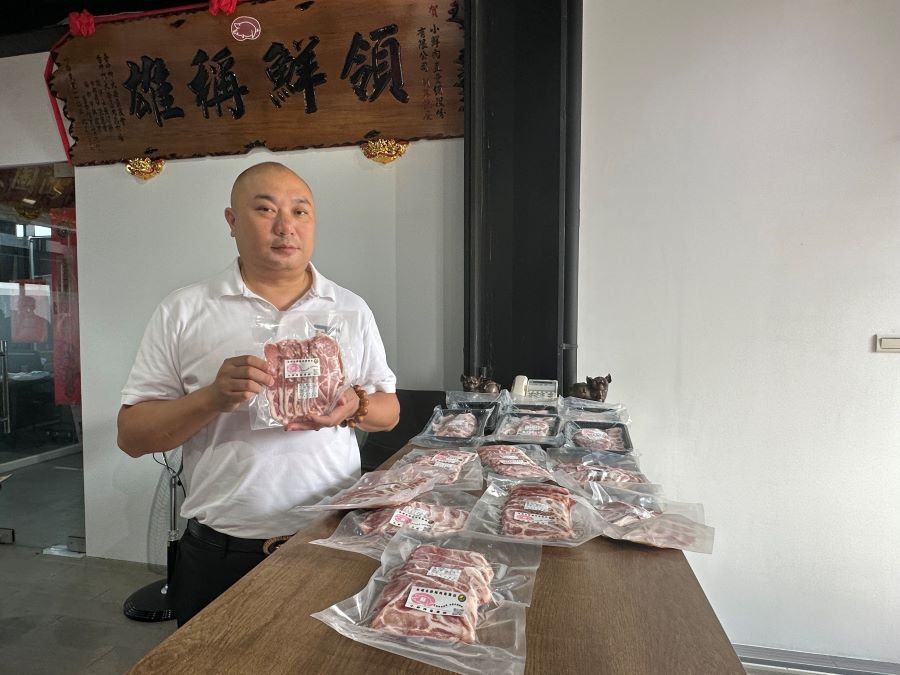 小鮮肉公司負責人鄭茂祥將導入丹麥ZBC 的Kenneth Lund Hansen建議地將豬肉再做細分類,為消費者提供豬肉肉品口感的完整資訊。(記者/林均和攝)