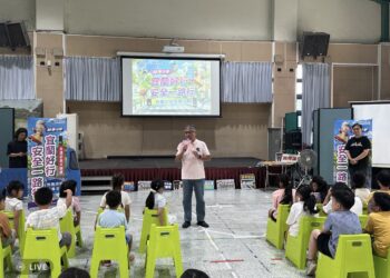 「媽媽不能三載喔！」 公視《妖果小學》挺進深溝國小學童搶答爆棚